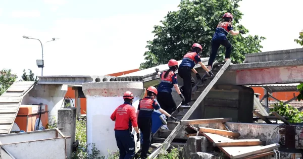 Bursa Osmangazi’de liselilerden nefes kesen tatbikat