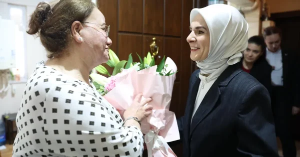 Devlet korumasındaki çocukların gönüllü annesine Bakan Göktaş’tan ziyaret