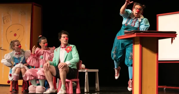 İzmir’de ‘Soytarılar Okulu’ sahnelendi