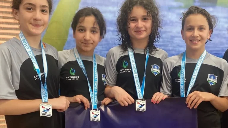 Kocaeli Çayırova’ya Türkiye yüzme şampiyonluğu geldi