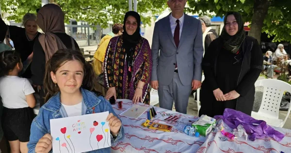 Kocaeli Gölcüklü çocuklar elleriyle annelerine hediye yaptı