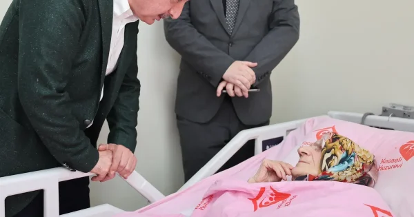 Kocaeli’de Başkan Büyükakın, Anneler Günü’nde şehit ailesi ve huzurevine gitti