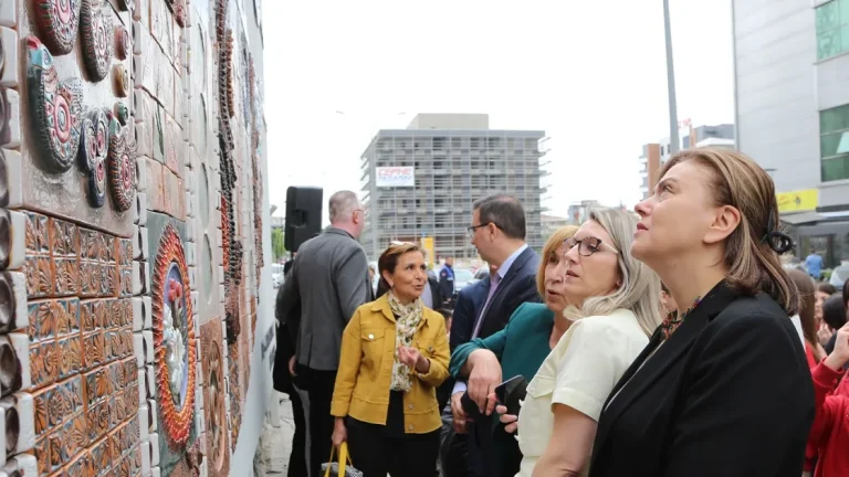 Özel gereksinimli bireylerden 770 parçalık seramik pano